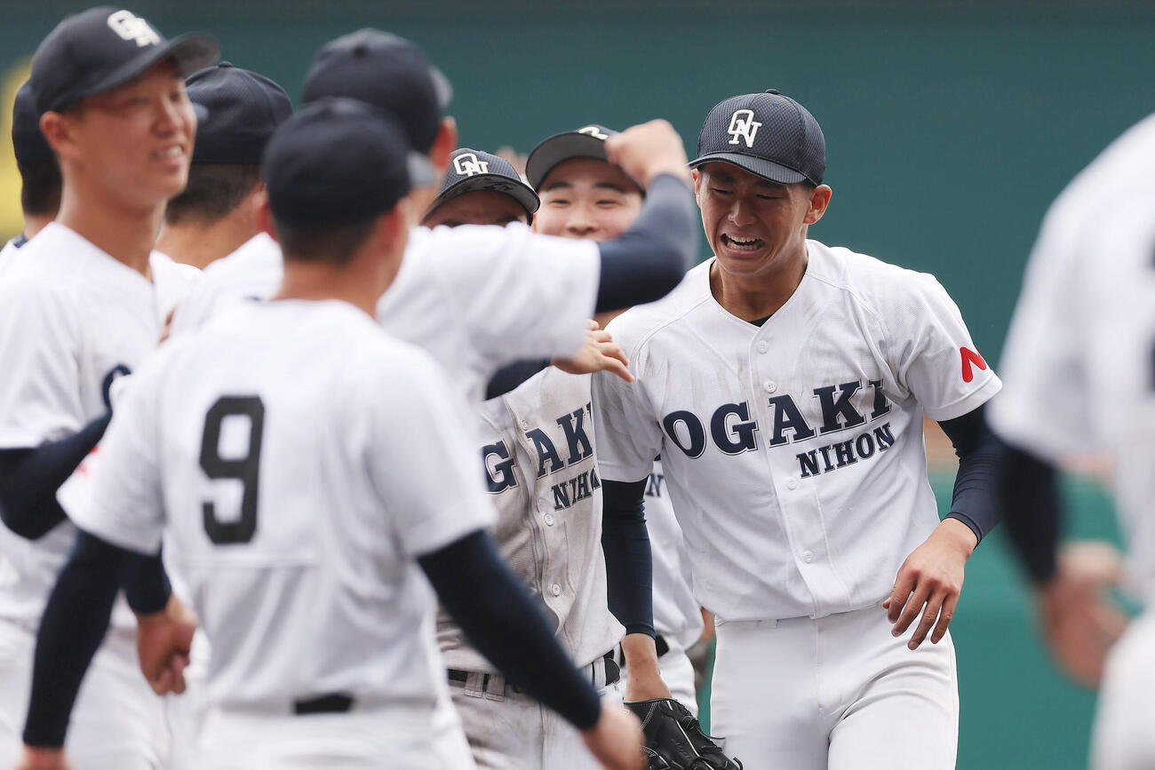 大垣日大対近江　タイブレークの末に近江に勝利し、涙を見せる大垣日大・竹岡（右）（撮影・前田充）