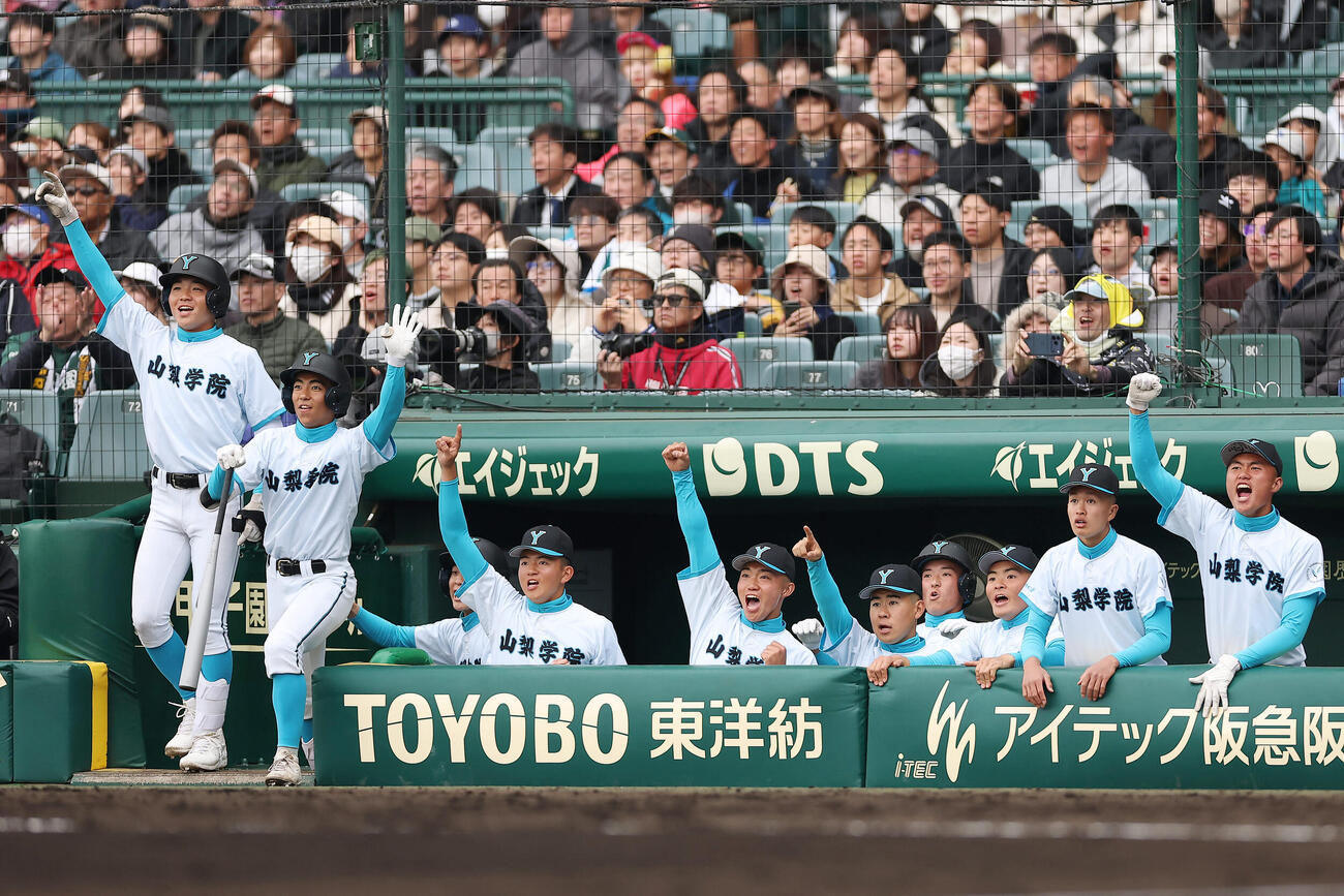 山梨学院対長崎日大　1回表山梨学院1死、菰田が先制本塁打を放ち、ベンチで喜ぶ山梨学院の選手たち（撮影・前田充）