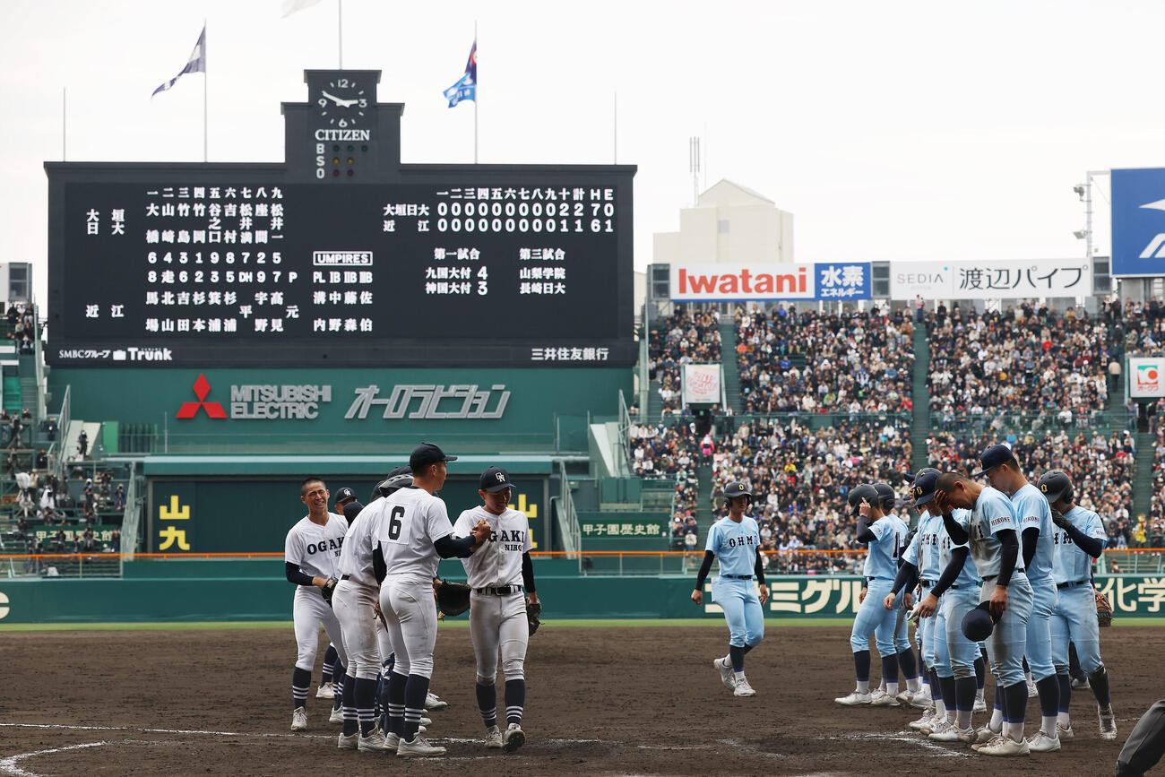 大垣日大対近江　タイブレークの末に大垣日大（左）が勝利し、整列する両チームの選手たち（撮影・前田充）