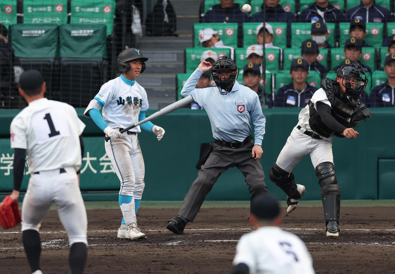 山梨学院対長崎日大　5回表山梨学院無死一塁、打者金子は三振に倒れ、一走菰田の二盗を刺す捕手太田（撮影・上山淳一）
