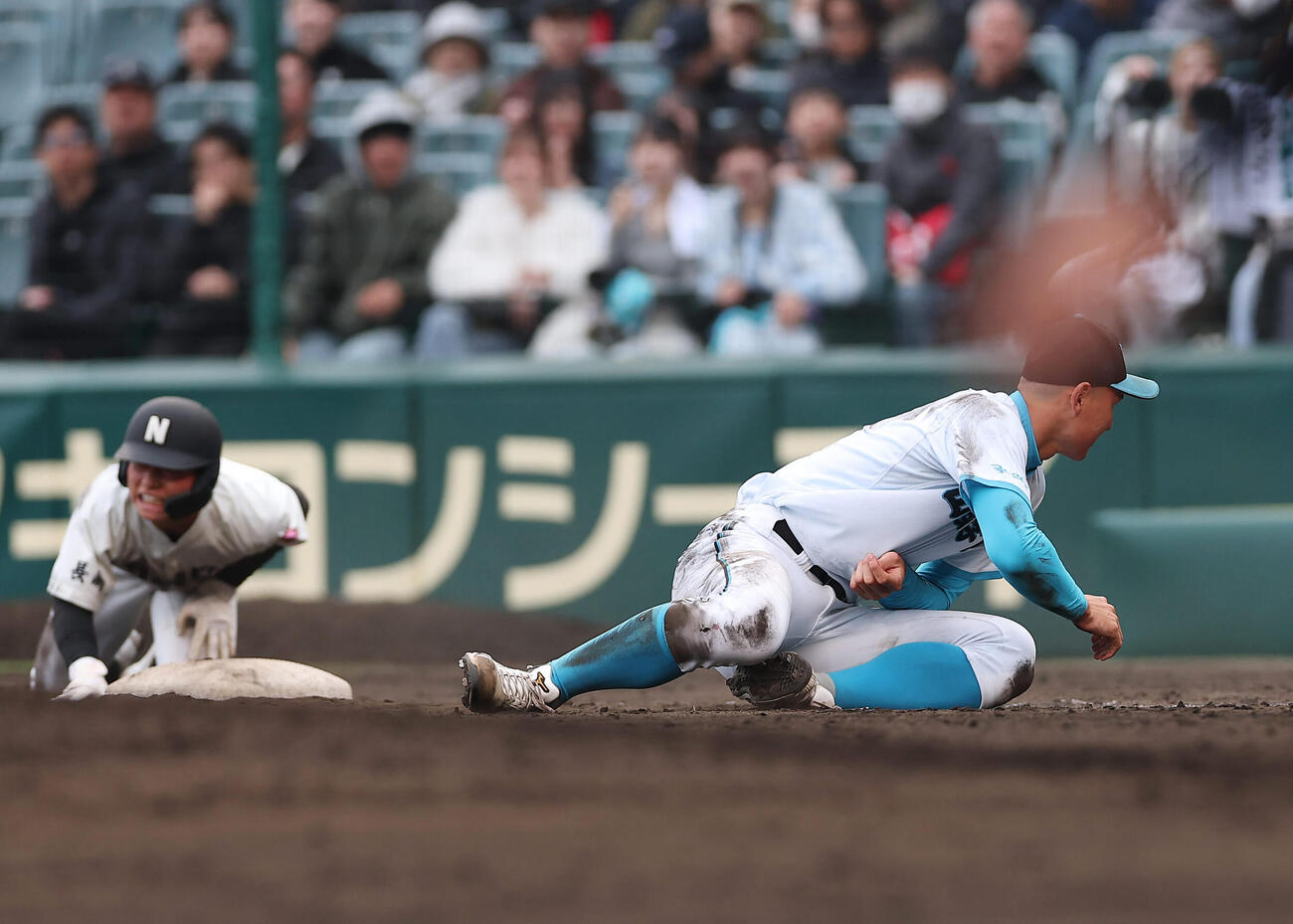 山梨学院対長崎日大　5回裏長崎日大2死一塁、三ゴロで一塁へ駆け込んだ平野（左）と接触した一塁手菰田（撮影・前田充）