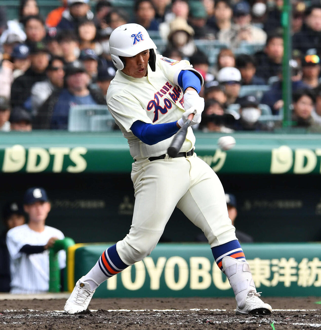 神戸国際大付対九州国際大付　5回表神戸国際大付2死一塁、石原悠は中前打を放つ（撮影・岩下翔太）