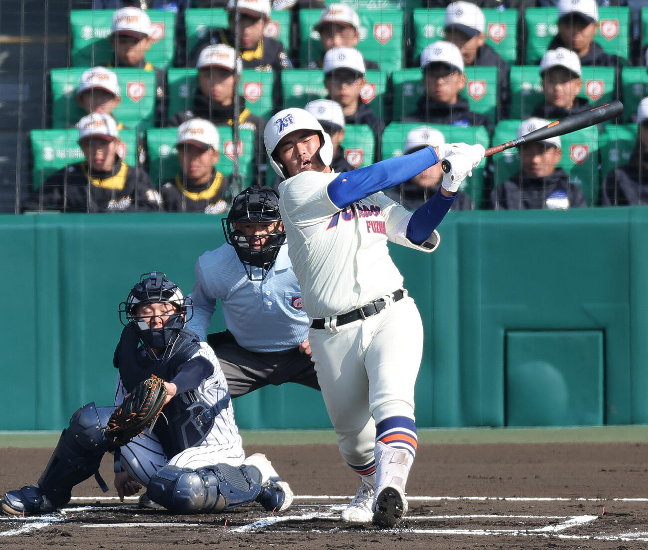 神戸国際大付対九州国際大付　1回表神戸国際大付1死二塁、石原は空振り三振に倒れる（撮影・上山淳一）