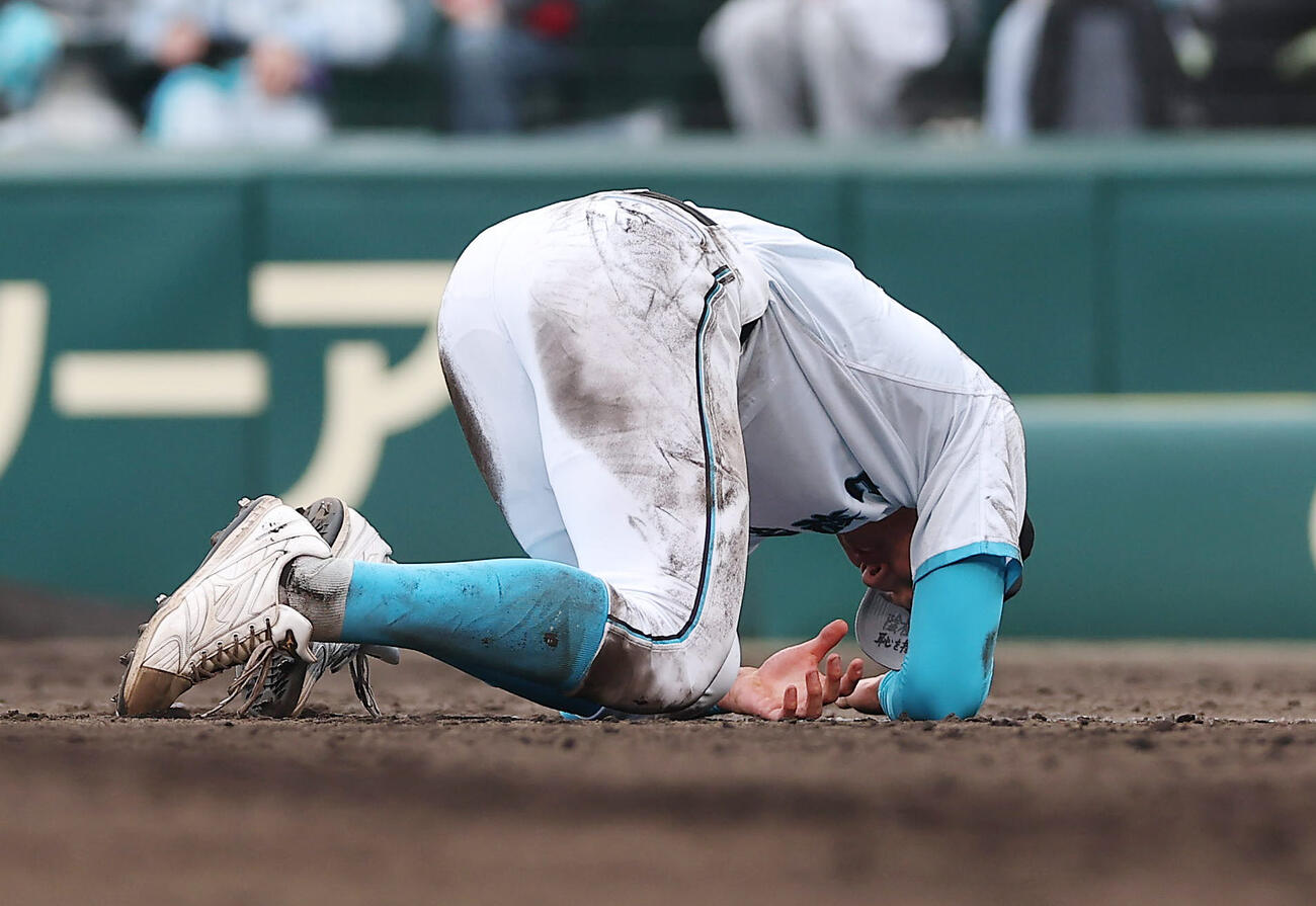 山梨学院対長崎日大　5回裏長崎日大2死一塁、三ゴロで一塁へ駆け込んだ平野と接触し、うずくまる一塁手菰田（撮影・前田充）