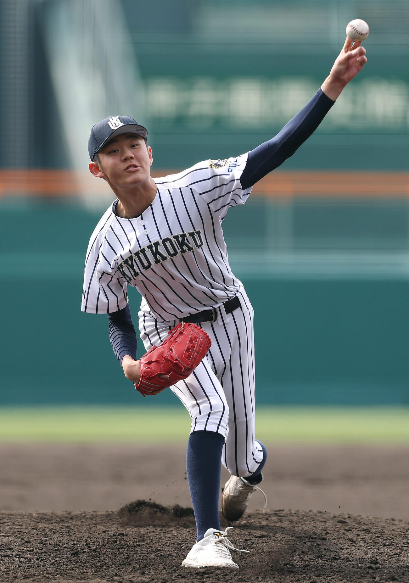 神戸国際大付対九州国際大付　力投する九州国際大付先発の岩見（撮影・前田充）