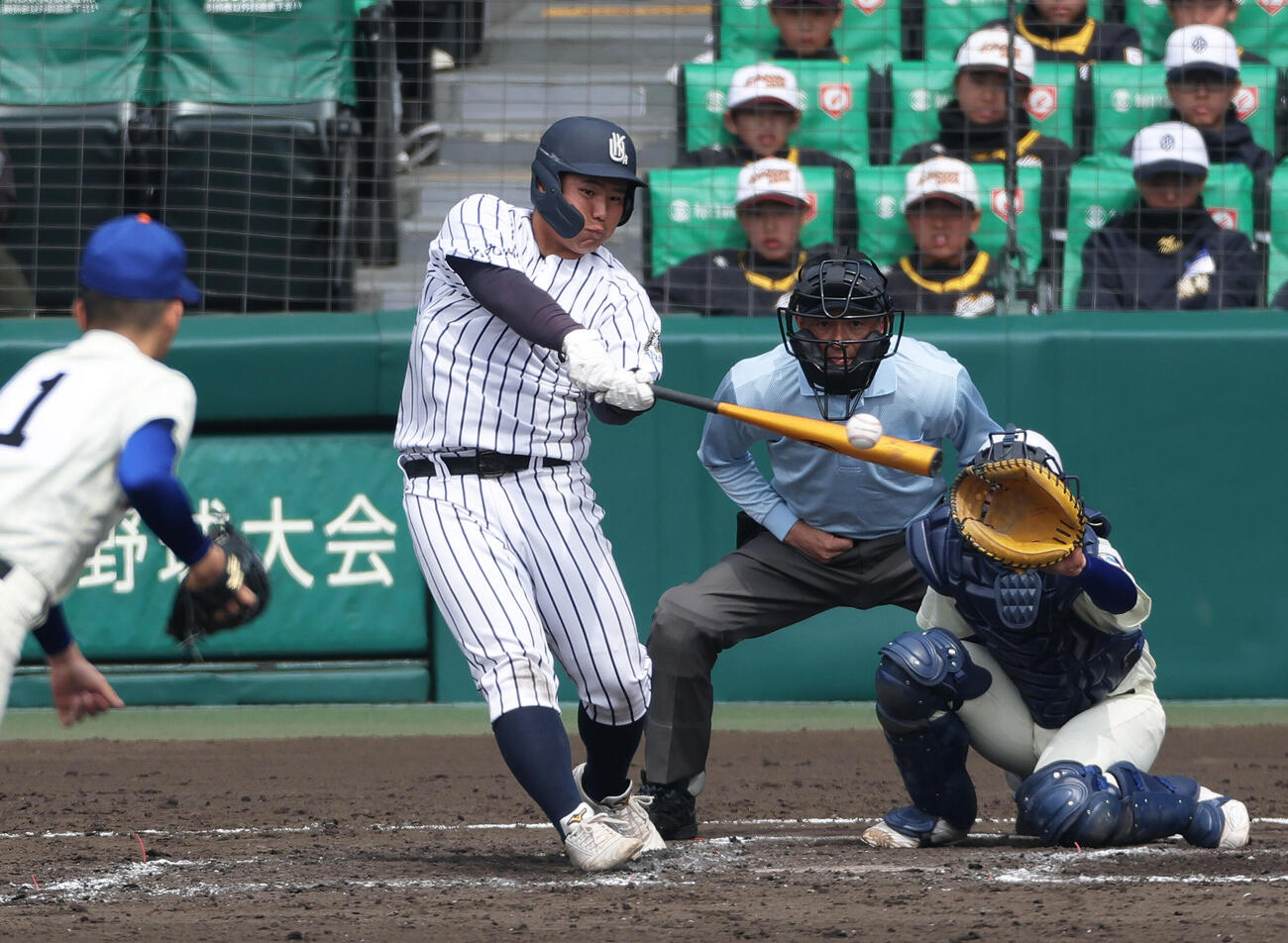 神戸国際大付対九州国際大付　8回裏九州国際大付1死一塁、上岡は中前打を放つ（撮影・上山淳一）