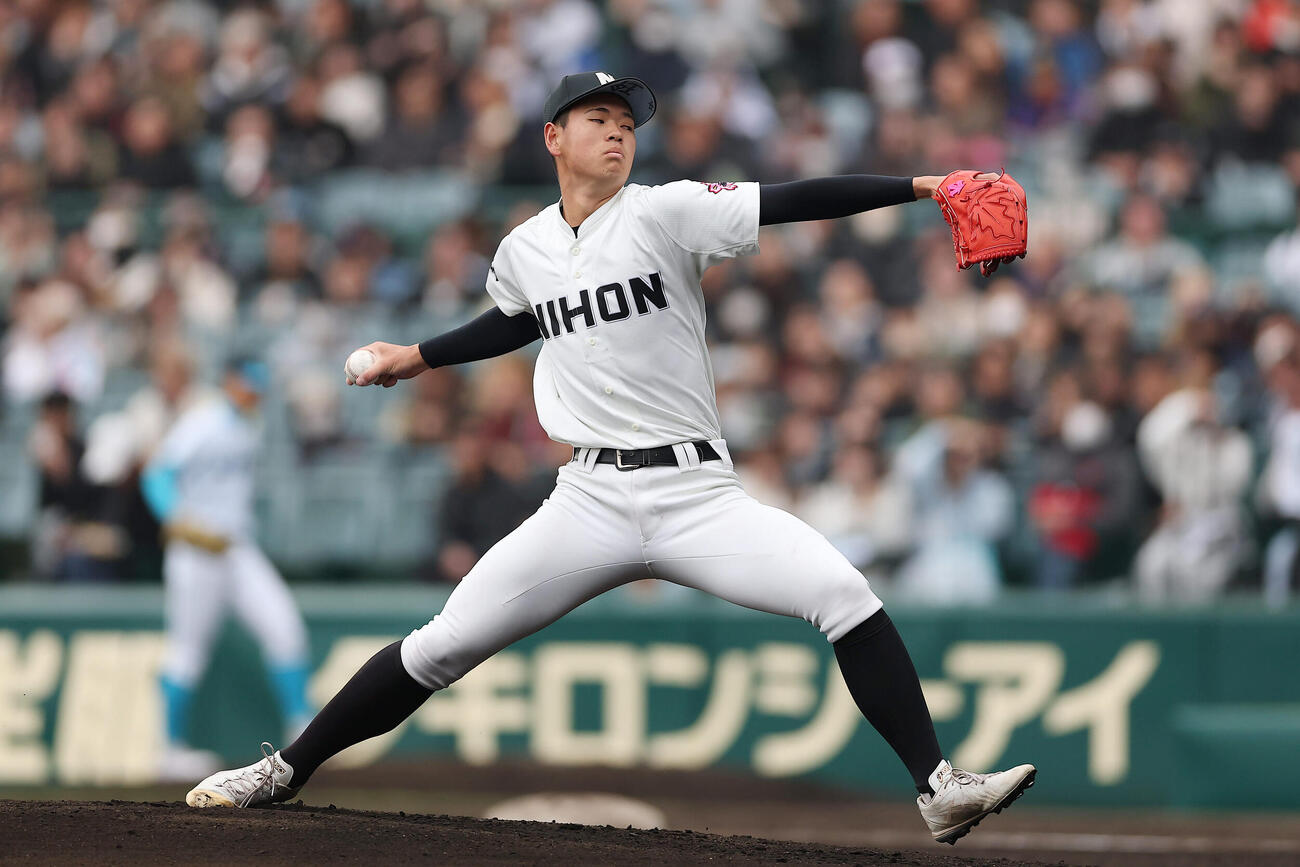 山梨学院対長崎日大　力投する長崎日大先発の古賀（撮影・前田充）