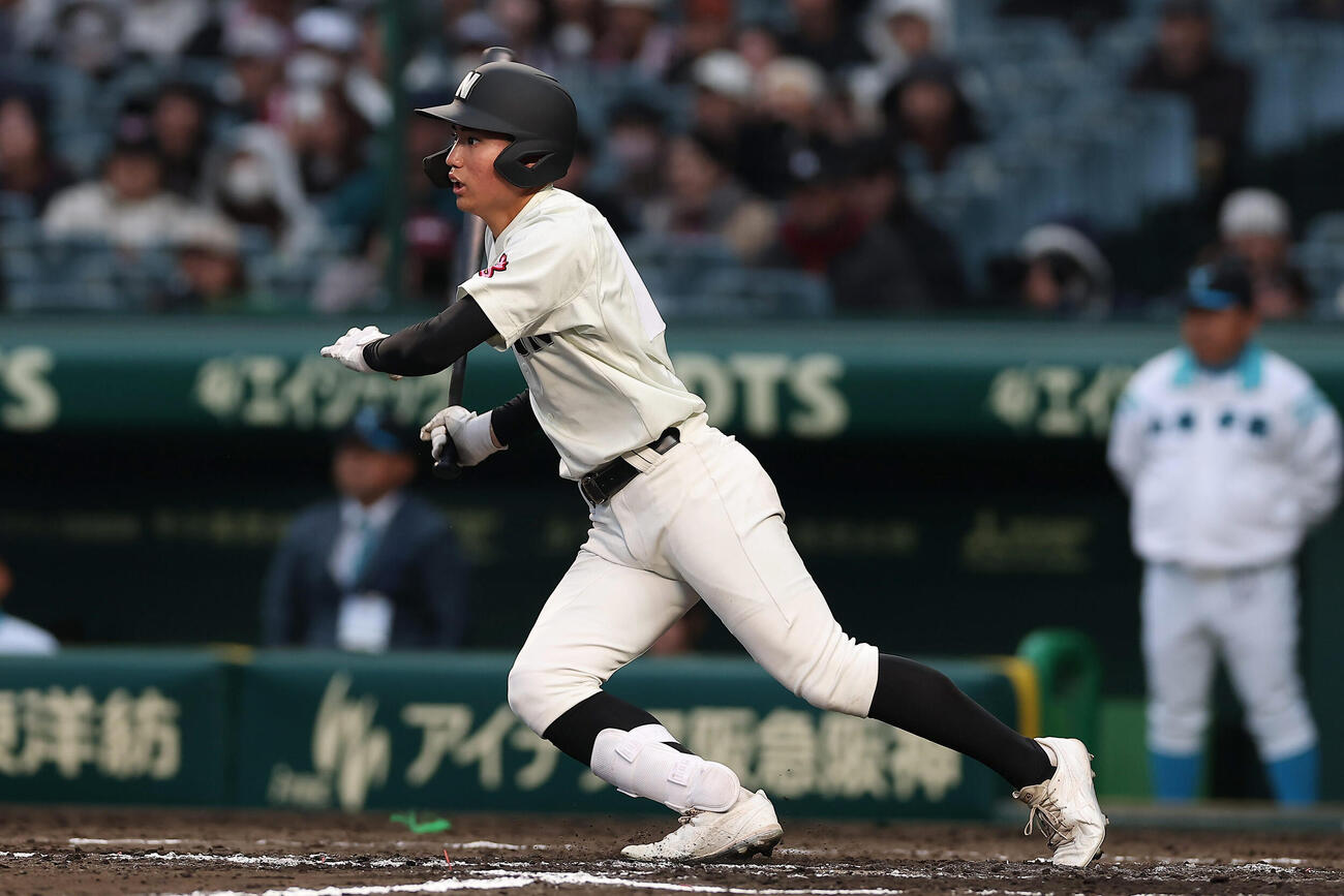 山梨学院対長崎日大　7回裏長崎日大2死満塁、中前2点適時打を放つ鶴山（撮影・前田充）