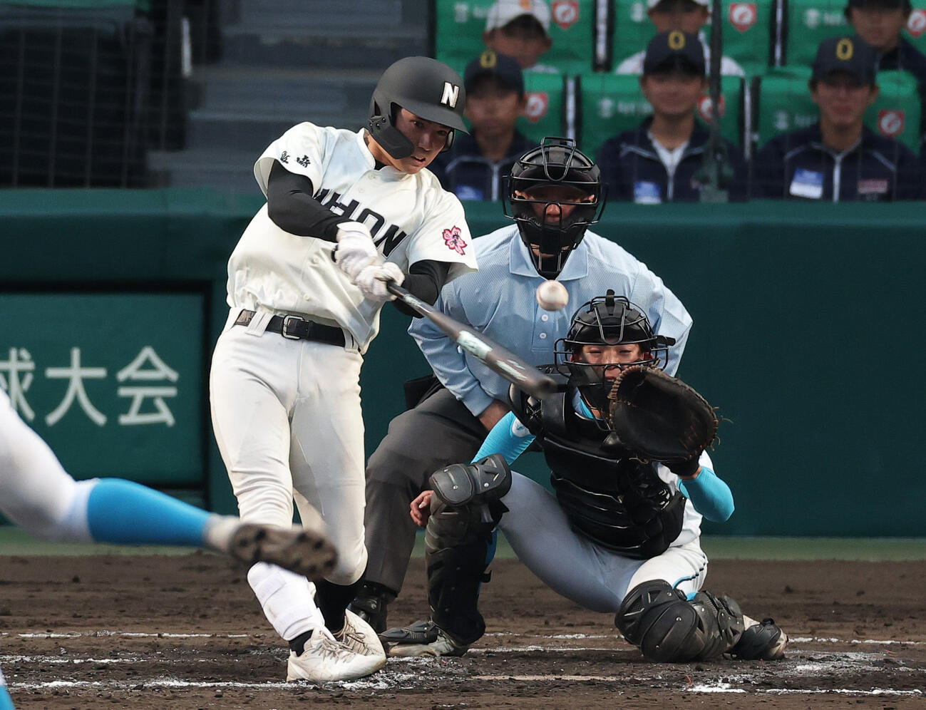 山梨学院対長崎日大　7回裏長崎日大2死満塁、鶴山は中前2点適時打を放つ（撮影・上山淳一）