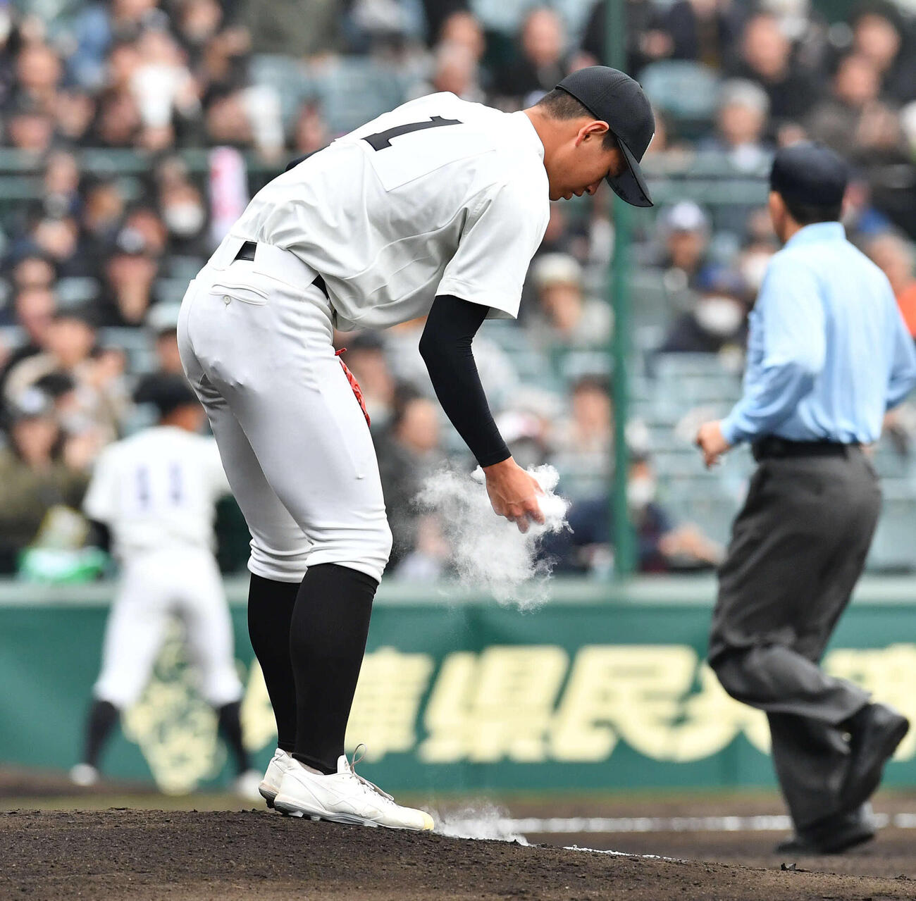 山梨学院対長崎日大　1回表山梨学院1死、菰田に先制の左越え本塁打を打たれ、肩を落とす古賀（撮影・岩下翔太）