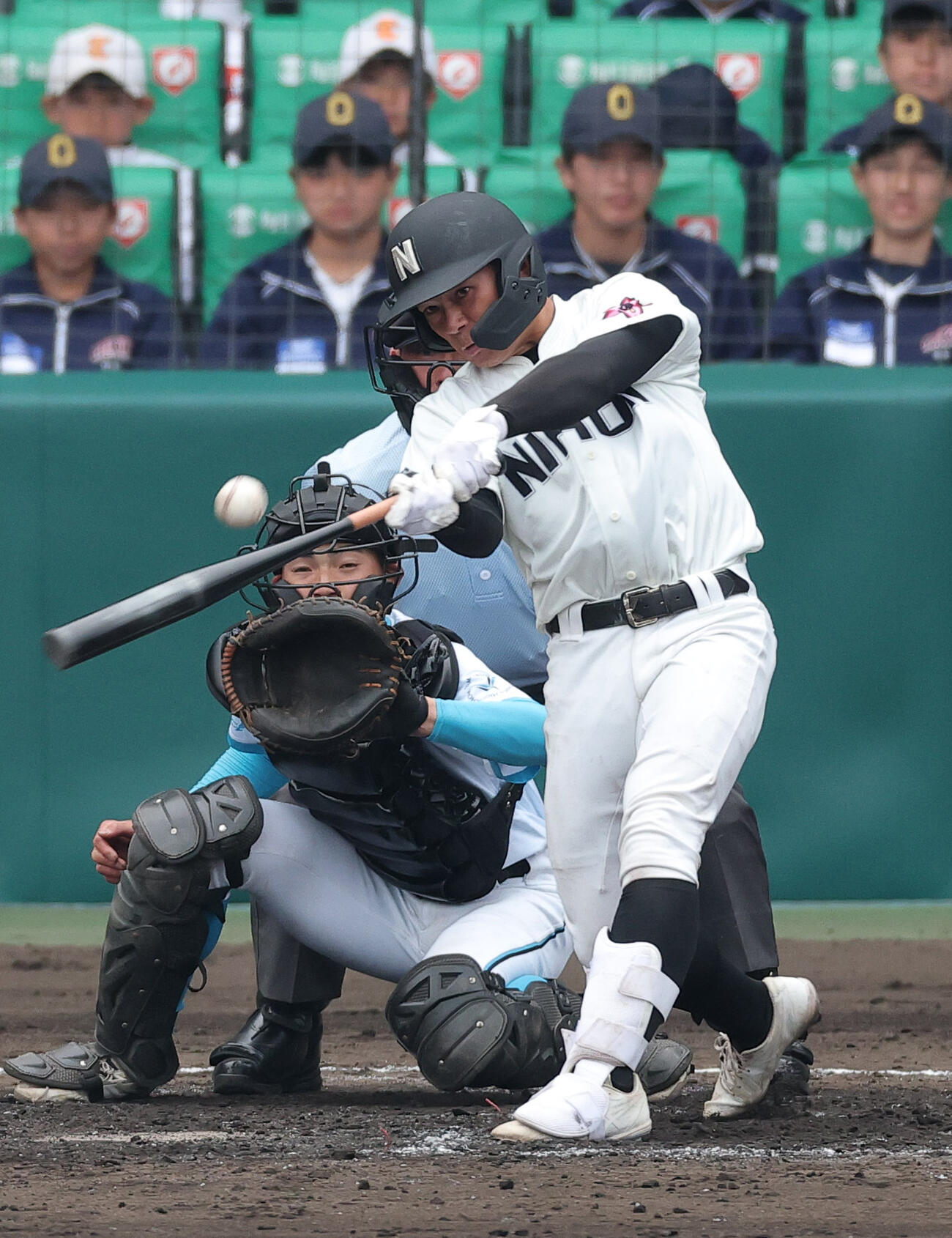 山梨学院対長崎日大　3回裏長崎日大1死、太田は左前打を放つ（撮影・上山淳一）
