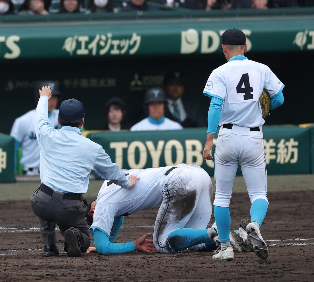 山梨学院対長崎日大　5回裏長崎日大2死一塁、三ゴロ悪送球でと打者平野とぶつかる一塁手菰田（撮影・上山淳一）