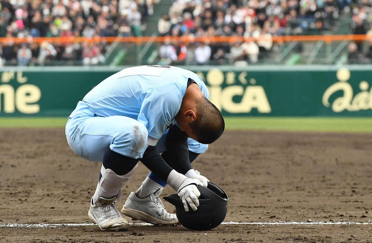 大垣日大対近江　10回裏近江2死満塁、遊ゴロに倒れて試合終了し、がっくりと肩を落とす箕浦（撮影・岩下翔太）
