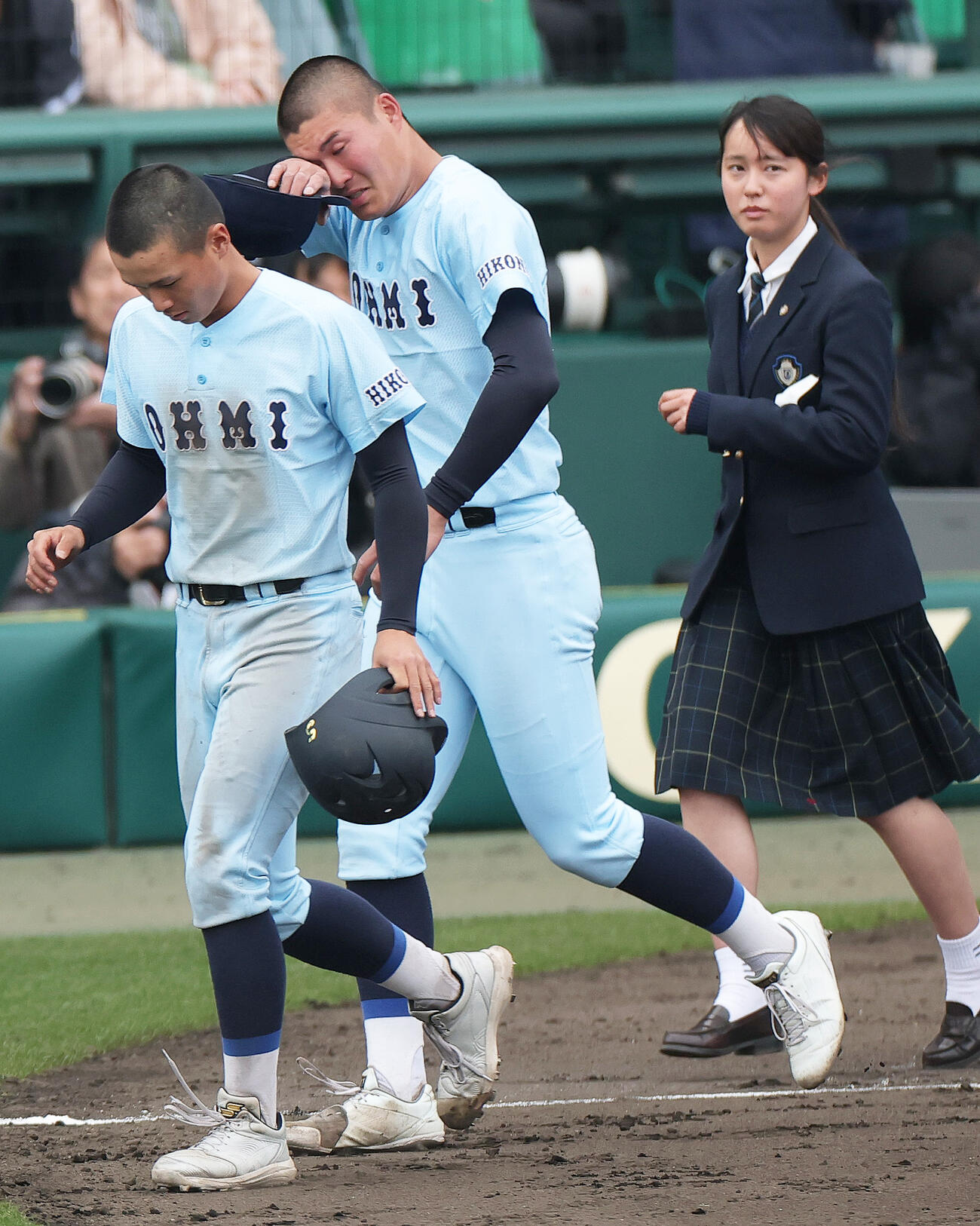 大垣日大対近江　近江エース上田（中央）はタイブレークで大垣日大に敗れ涙する（撮影・上山淳一）