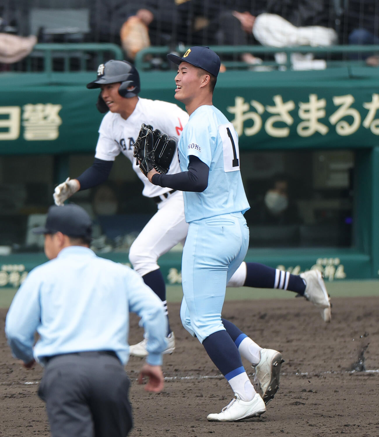 大垣日大対近江　タイブレーク10回表大垣日大1死二、三塁、上田（右）は高橋に2点二塁打を浴びる（撮影・上山淳一）