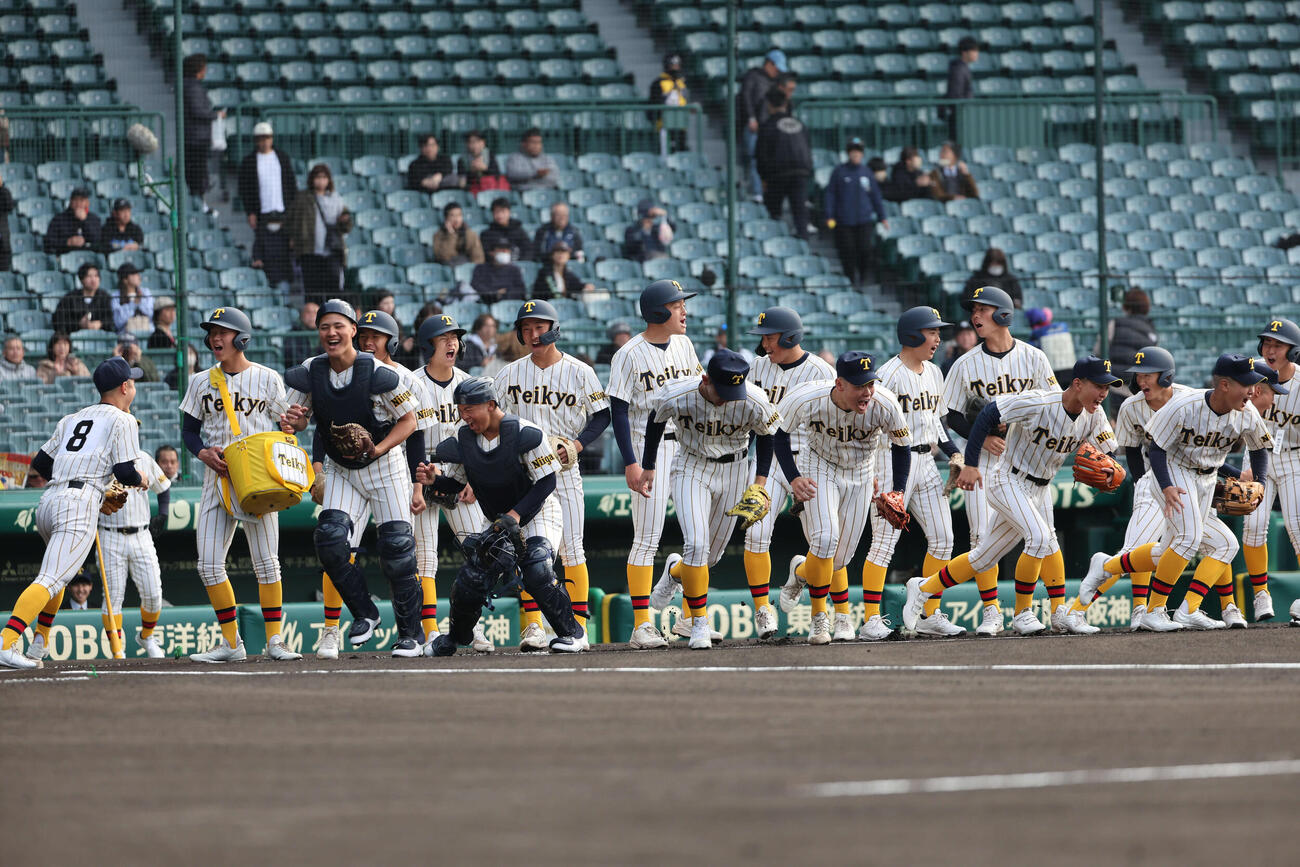 東北対帝京長岡　試合前のシートノックに登場する帝京長岡ナイン（撮影・西尾就之）