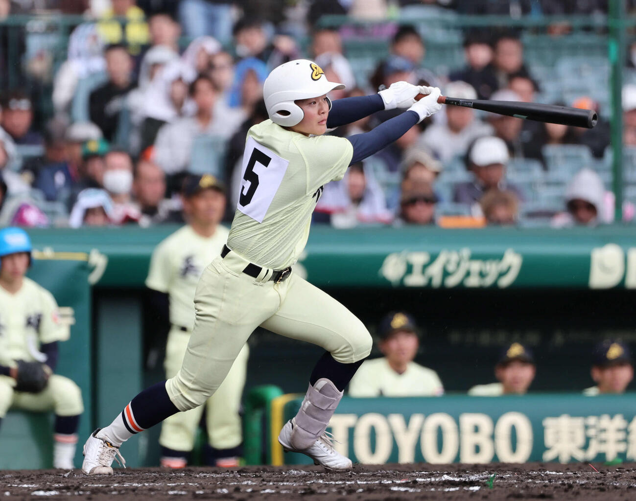 高川学園対英明　4回表英明無死二、三塁、榎本は中前適時打を放つ（撮影・西尾就之）