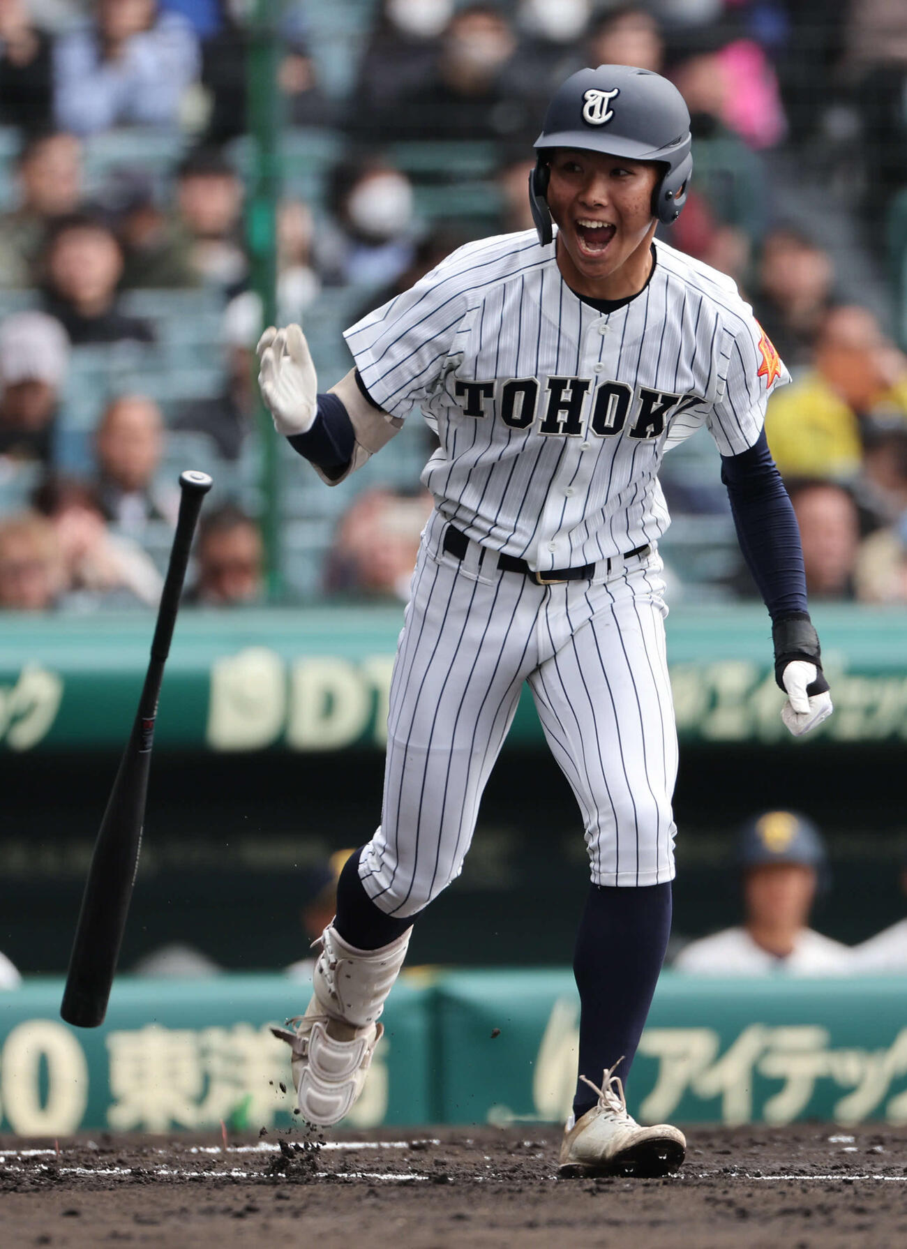 東北対帝京長岡　1回表東北2死満塁、梅田はは先制の押し出し四球を選びベンチに向かってさけぶ（撮影・西尾就之）