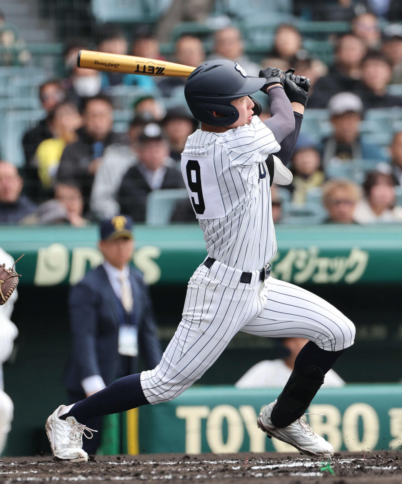 東北対帝京長岡　2回表東北無死一、三塁、松本は左犠飛を放つ（撮影・西尾就之）
