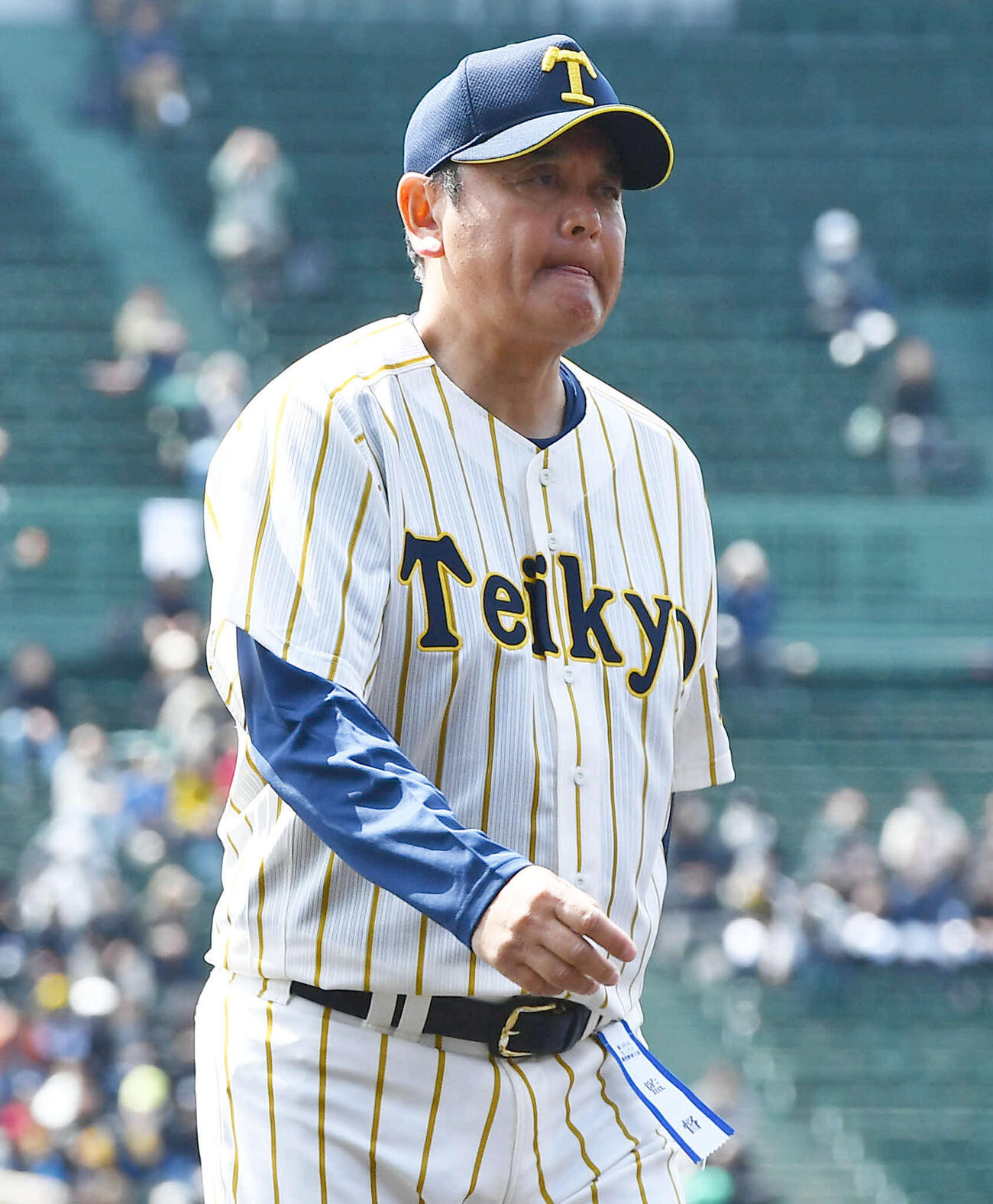 東北対帝京長岡　東北に敗れ、悔しそうな表情で引き揚げる帝京長岡芝草監督（撮影・岩下翔太）