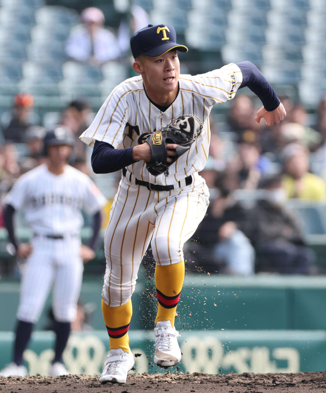 東北対帝京長岡　5回途中から登板した帝京長岡2番手西脇はベースカバーに走る（撮影・西尾就之）