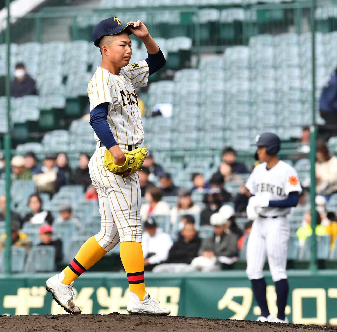 東北対帝京長岡　1回表東北2死満塁、三浦（右）に2者連続の押し出し四球を与えた帝京長岡工藤（撮影・岩下翔太）