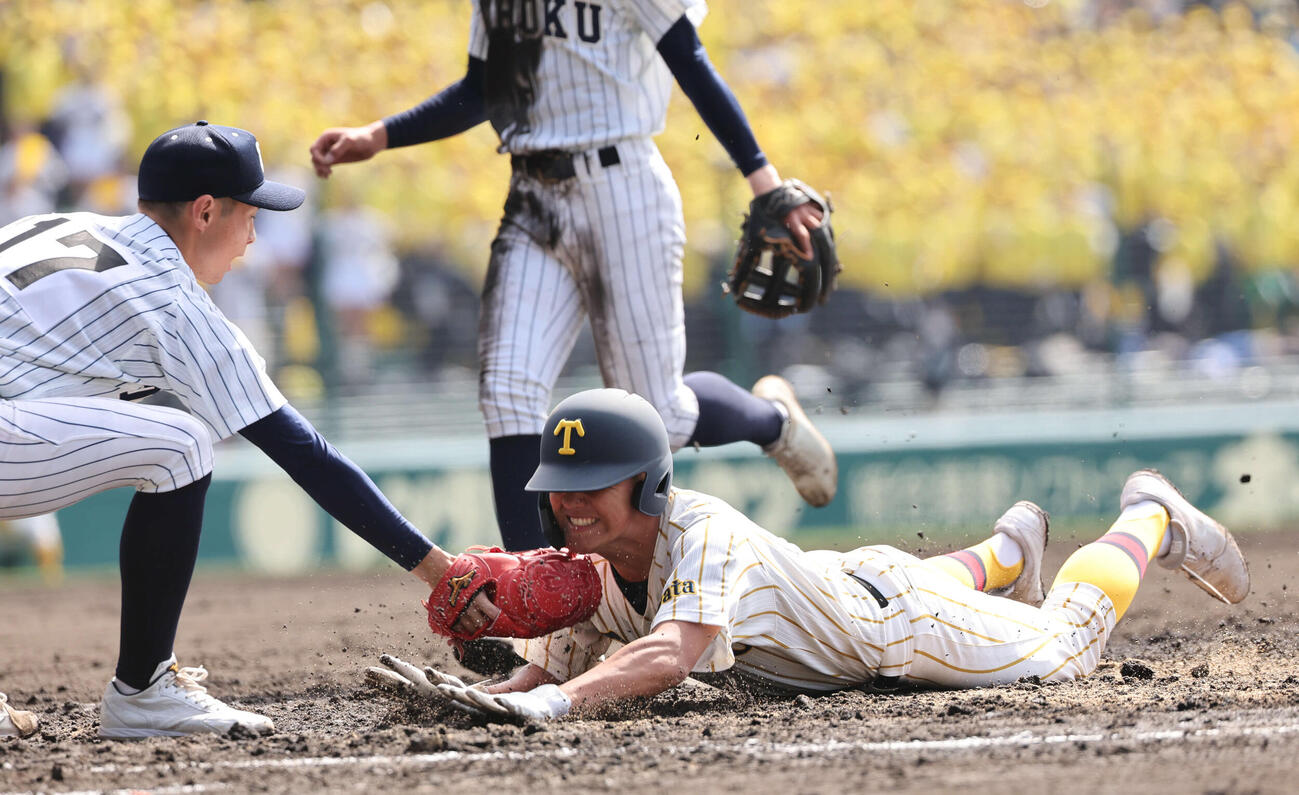 東北対帝京長岡　5回裏帝京長岡2死一塁、投手の牽制球に飛び出した一走松は挟まれたあとタッチアウトとなる（撮影・西尾就之）