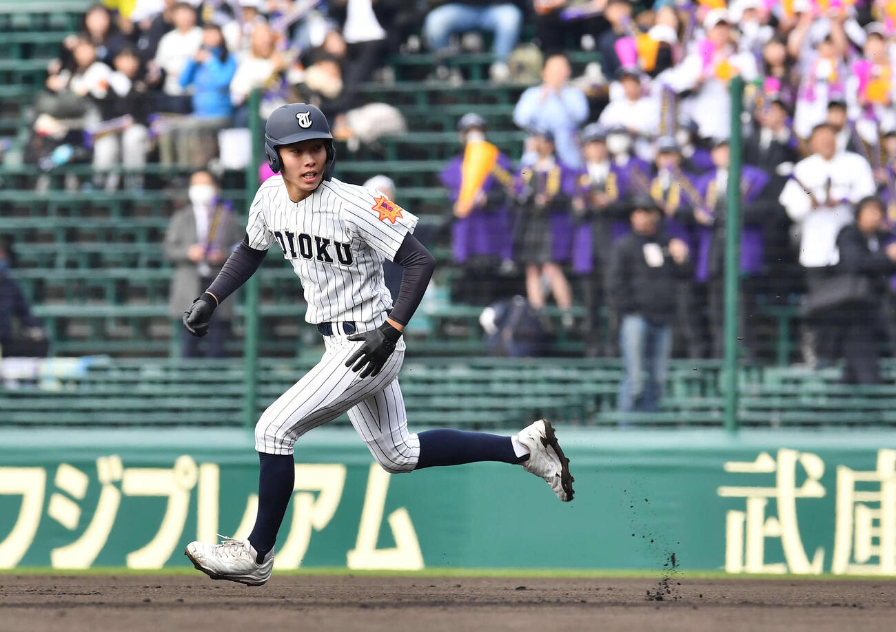 東北対帝京長岡　1回表東北無死一塁、暴投の間に二塁へ進む松本（撮影・岩下翔太）