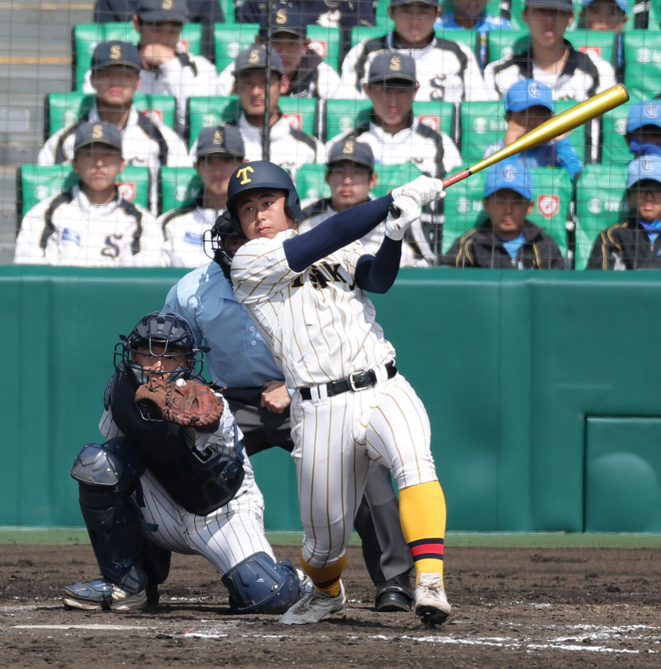 東北対帝京長岡　9回裏帝京長岡2死、川村は右前打を放つ（撮影・上山淳一）
