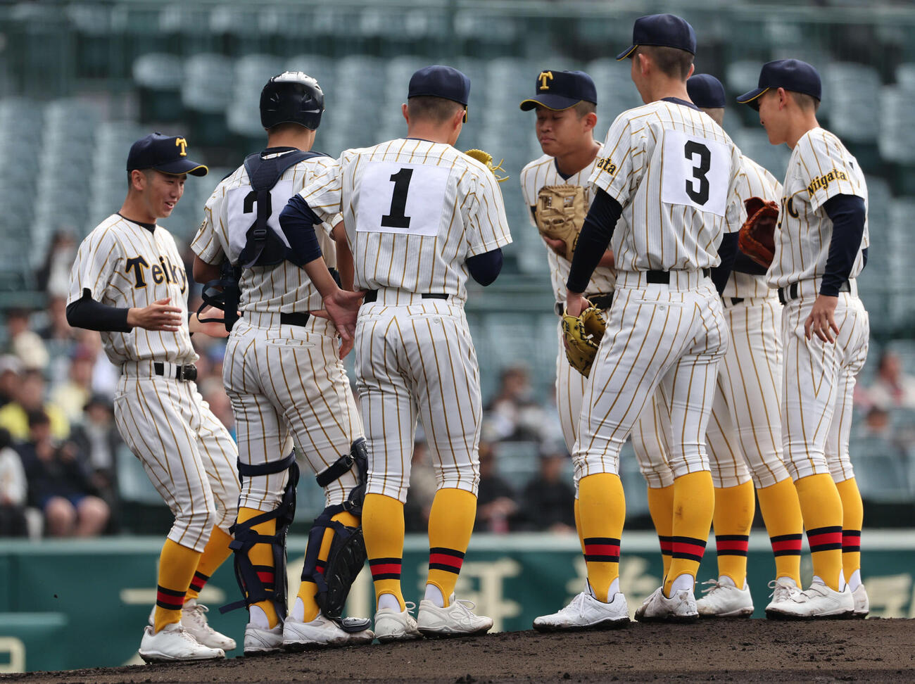 東北対帝京長岡　1回表東北無死二塁、ピントを迎え、DHの帝京長岡・加藤が伝令に走る（撮影・西尾就之）
