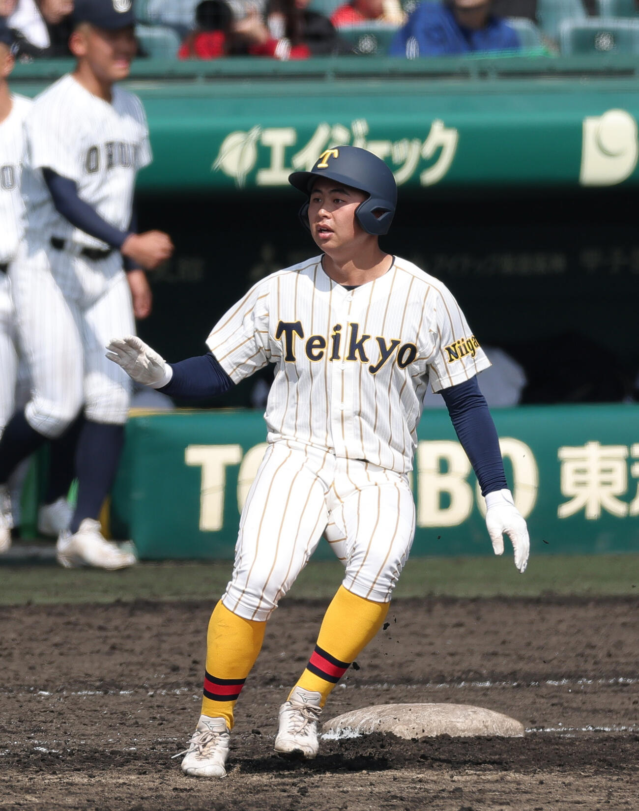 東北対帝京長岡　9回裏帝京長岡2死、川村は右前打を放つ（撮影・上山淳一）