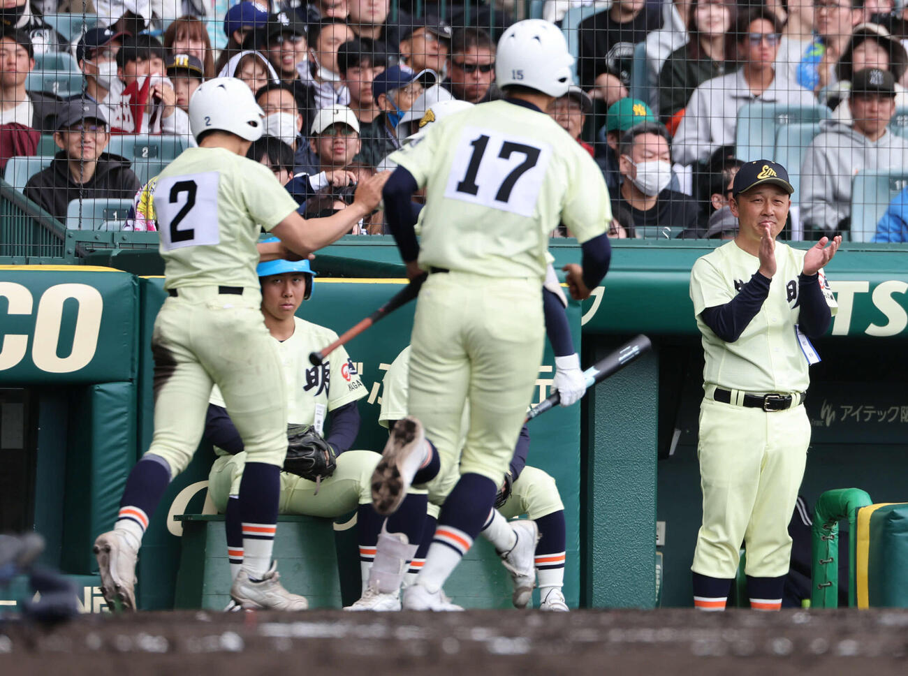 高川学園対英明　4回に敵失で先制し、拍手する英明・香川監督（撮影・西尾就之）