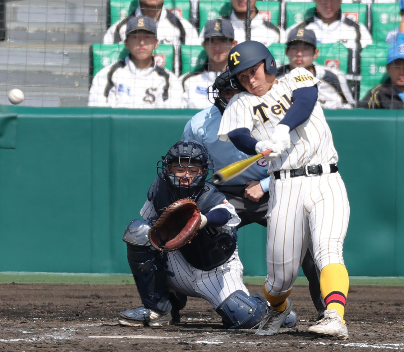 東北対帝京長岡　9回裏帝京長岡2死、川村は右前打を放つ（撮影・上山淳一）