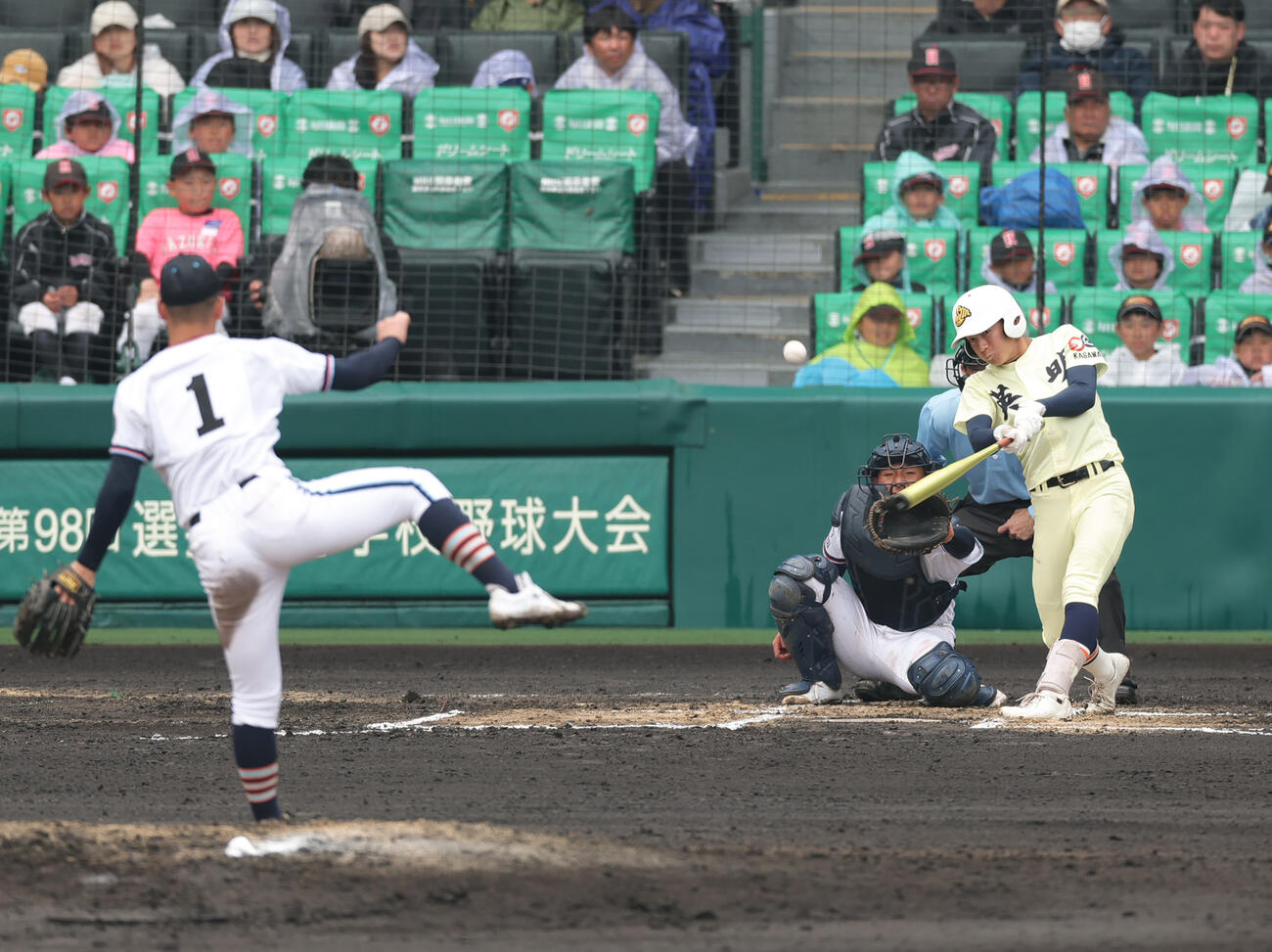 英明対高川学園　6回表英明2死、池田は二飛に倒れる。投手木下（撮影・上山淳一）