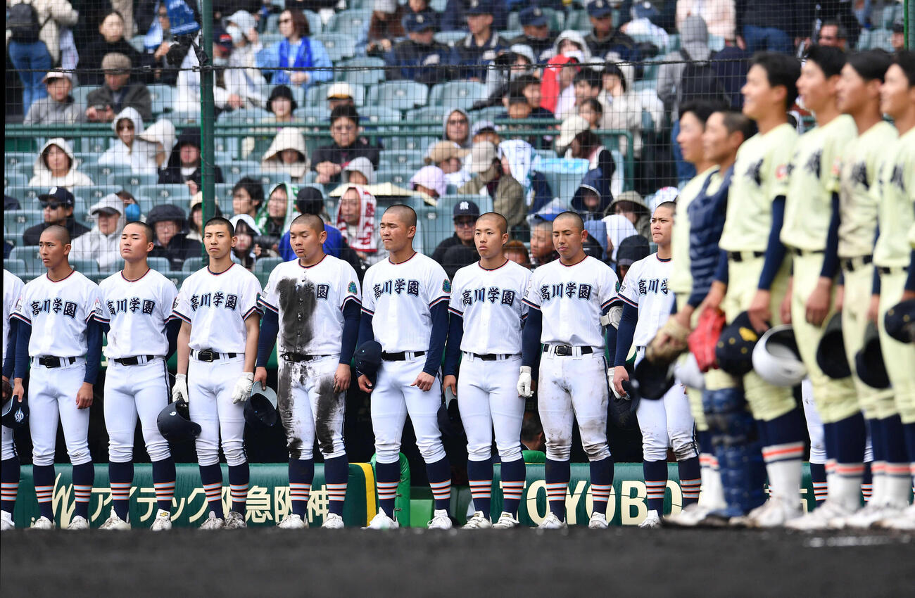 英明対高川学園　英明に敗れ、肩を落とす高川学園ナイン（撮影・岩下翔太）