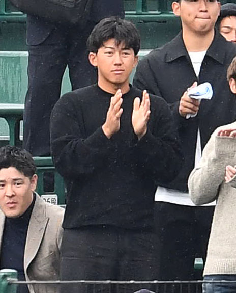 英明対高川学園　アルプス席で母校・高川学園を応援する阪神立石（撮影・岩下翔太）