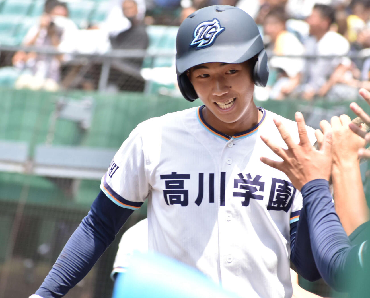 21年7月、高川学園対宇部鴻城　5回に左越え2点本塁打を放ち、チームメートと笑顔でハイタッチを交わす高川学園・立石