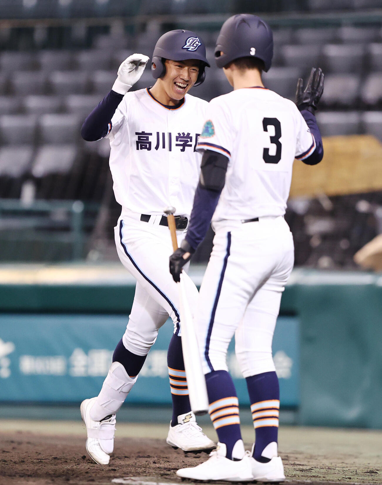 21年8月、第103回全国高校野球選手権大会　1回戦　小松大谷対高川学園　4回裏高川学園1死一塁、2点本塁打を放ち笑顔でタッチを交わす立石正広（左）
