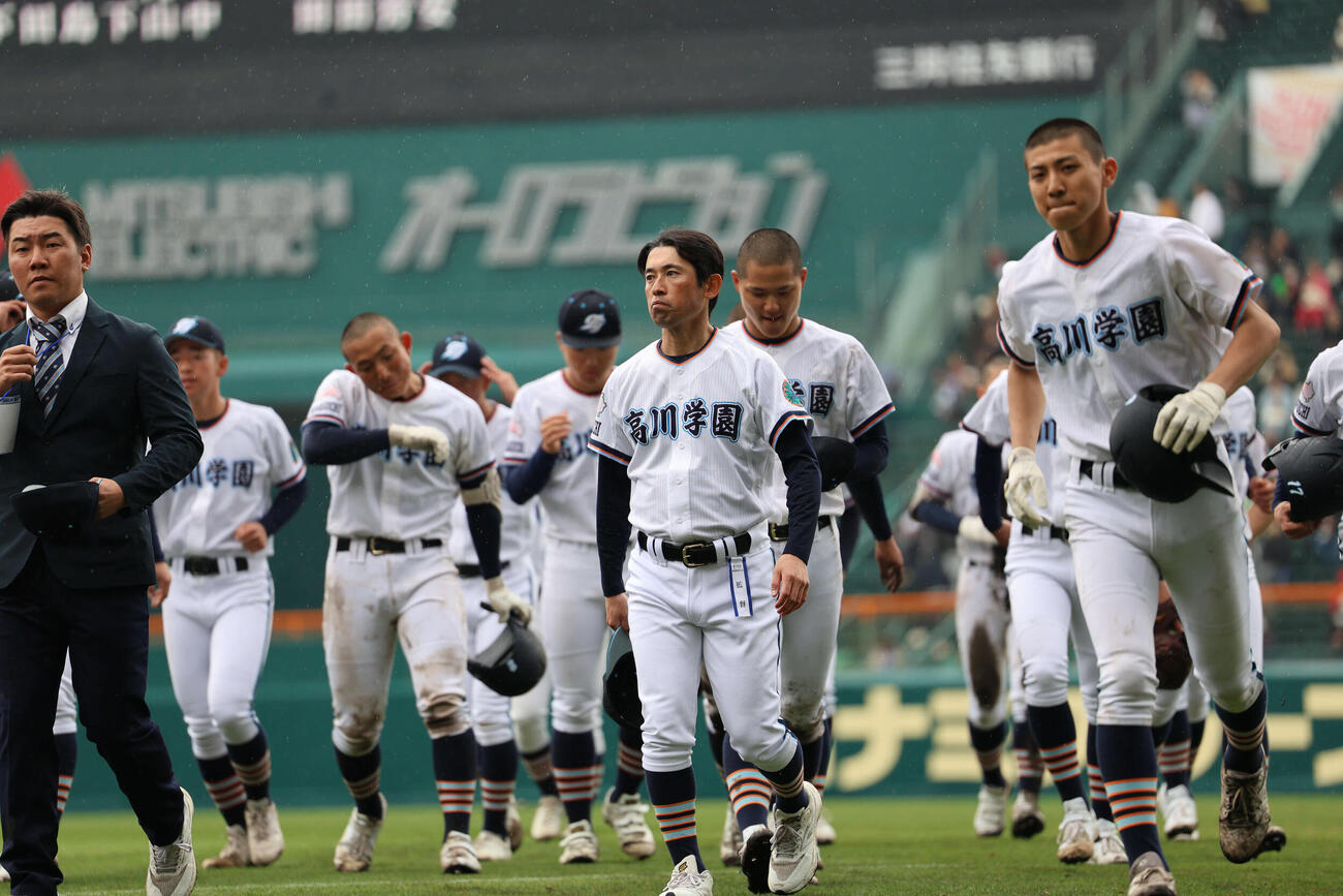 高川学園対英明　初戦敗退の高川学園ナインは応援団にあいさつし引き揚げる。中央は松本監督（撮影・西尾就之）