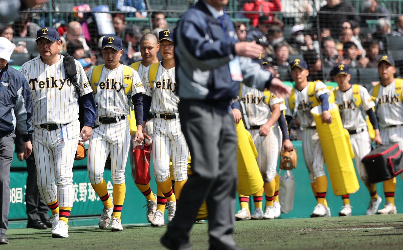 東北対帝京長岡　初戦で敗れた帝京長岡・芝草監督（左）はナインを引き連れ球場を去る（撮影・西尾就之）