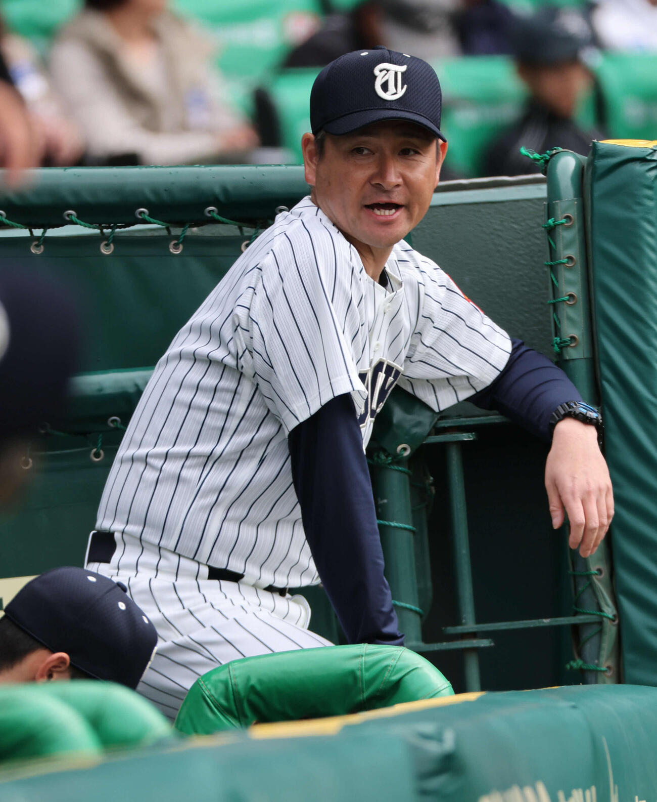 東北対帝京長岡　ナインに声をかける東北・我妻監督（撮影・西尾就之）