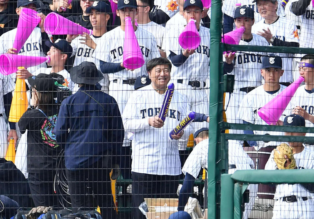 東北対帝京長岡　東北のアルプス席で選手たちと笑顔で応援する夢グループの石田社長（撮影・岩下翔太）