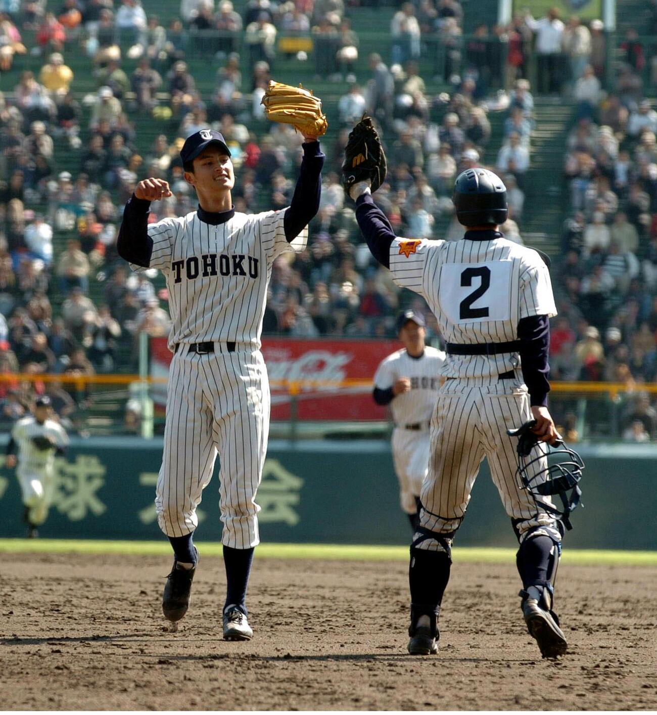 04年3月26日、第76回選抜高校野球選手権大会の熊本工戦でノーヒットノーランを達成した東北・ダルビッシュ有（左）は捕手の森和樹とハイタッチ
