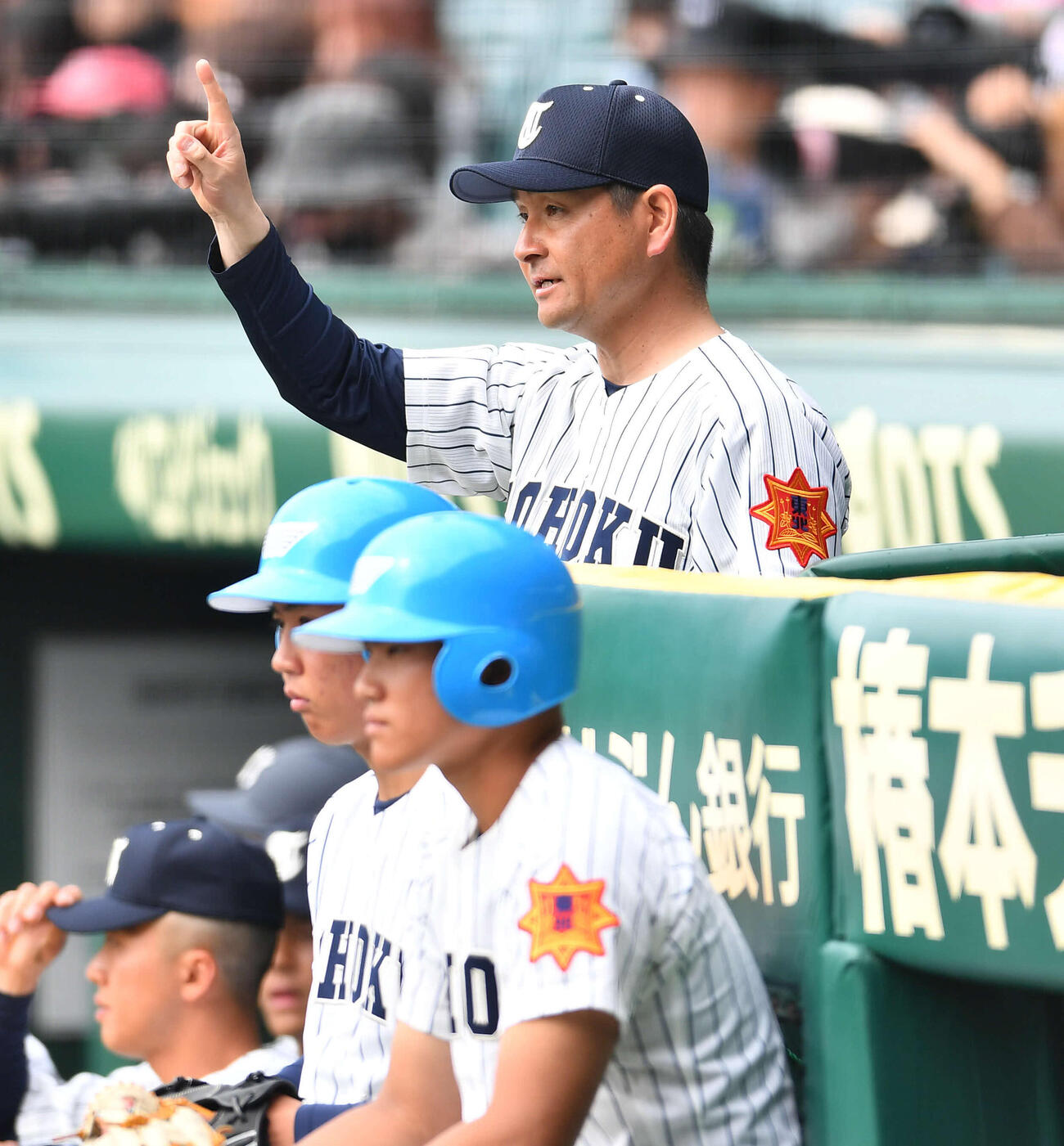 東北対帝京長岡　3回表、ベンチから指示を出す東北我妻監督（撮影・岩下翔太）