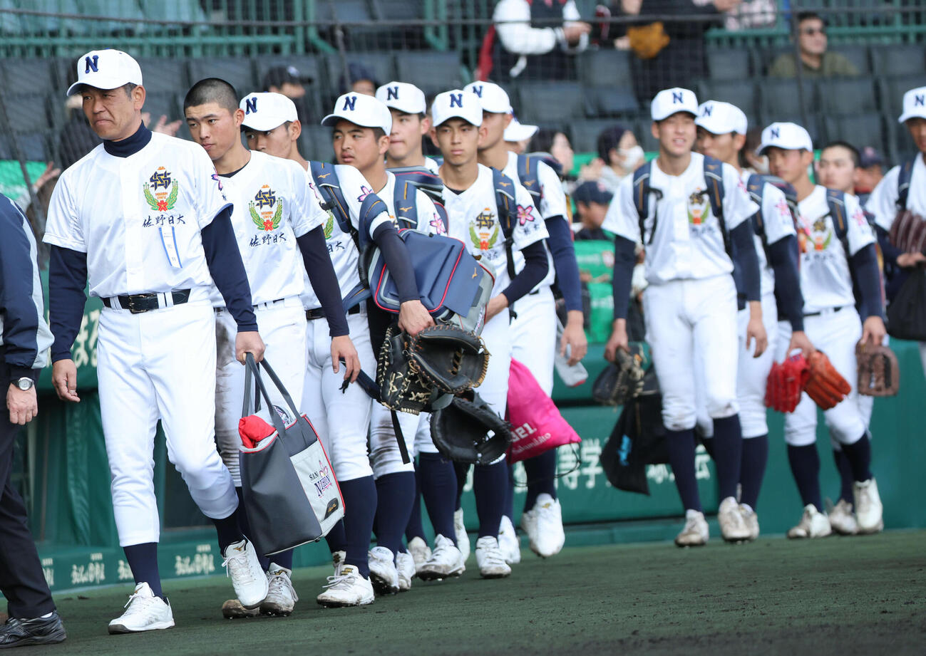 三重対佐野日大　初戦敗退の佐野日大ナインは麦倉監督（左）を先頭に帰路につく（撮影・西尾就之）