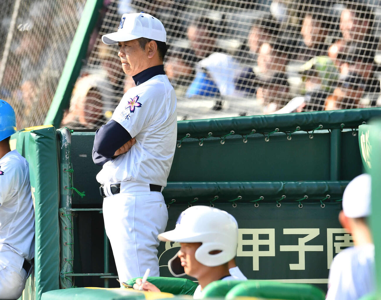 佐野日大対三重　6回裏、三重に2点を先制され厳しい表情を見せる佐野日大・麦倉監督（撮影・岩下翔太）