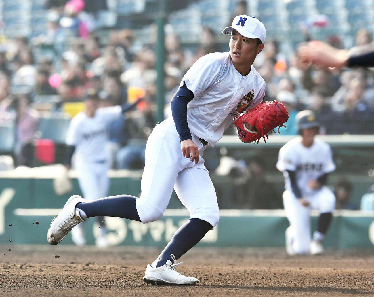佐野日大対三重　6回裏三重2死満塁、大西に先制の左前2点適時打を打たれた佐野日大・鈴木（撮影・岩下翔太）