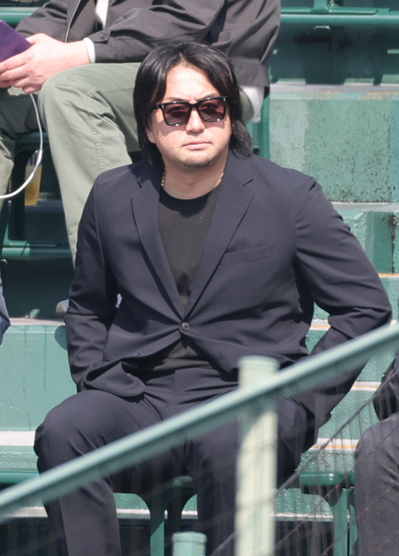 佐野日大対三重　母校・佐野日大の試合を観戦する元ロッテの沢村氏（撮影・上山淳一）