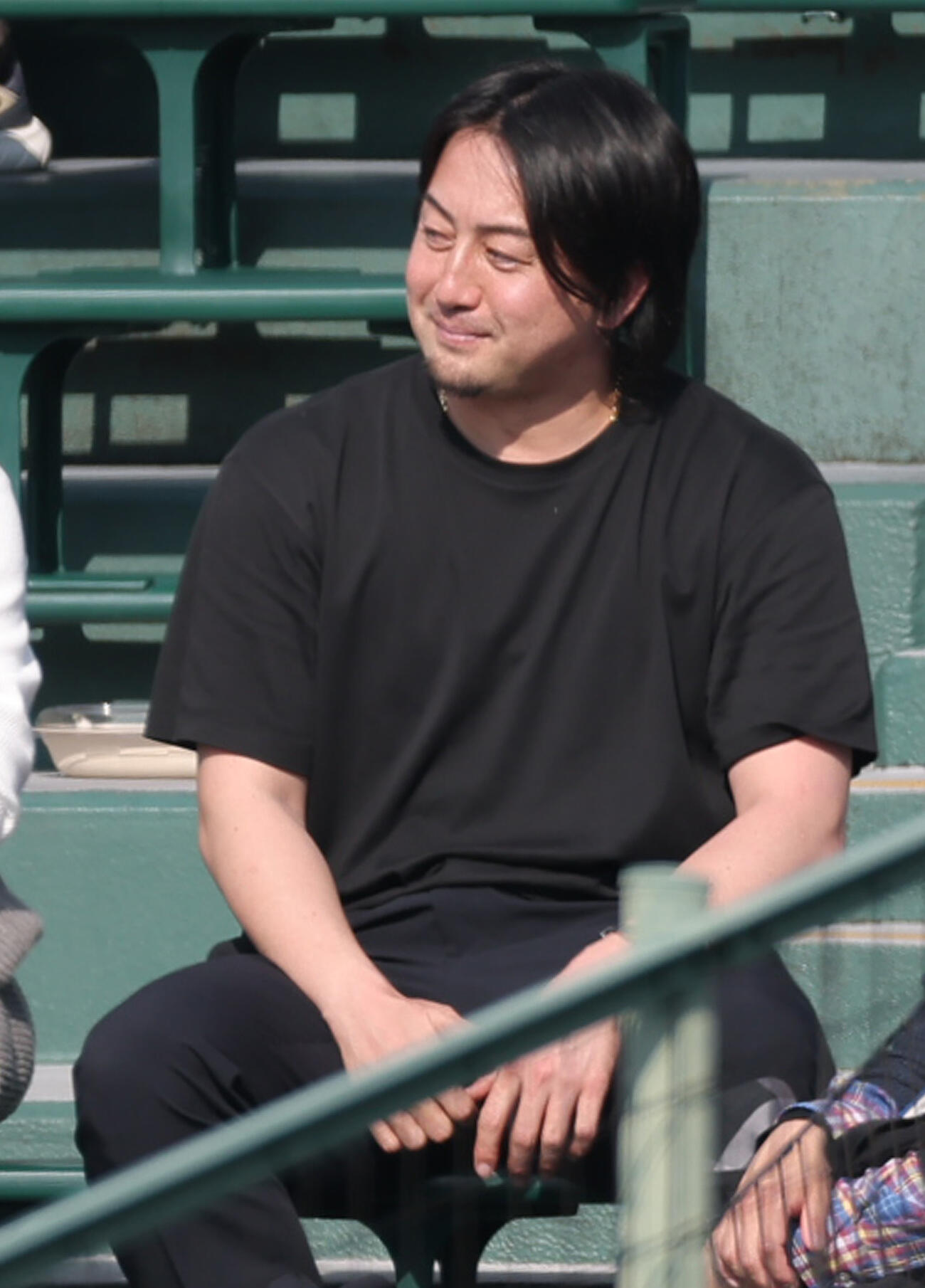 佐野日大対三重　母校・佐野日大の試合を観戦する元ロッテの沢村氏（撮影・上山淳一）