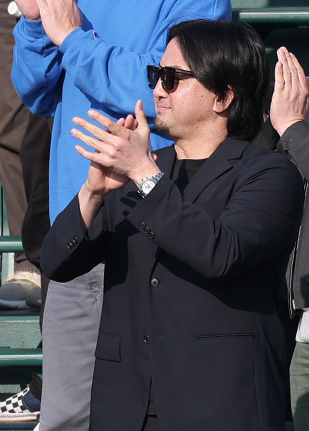 佐野日大対三重　母校・佐野日大の試合を観戦し拍手を送る元ロッテの沢村氏（撮影・上山淳一）